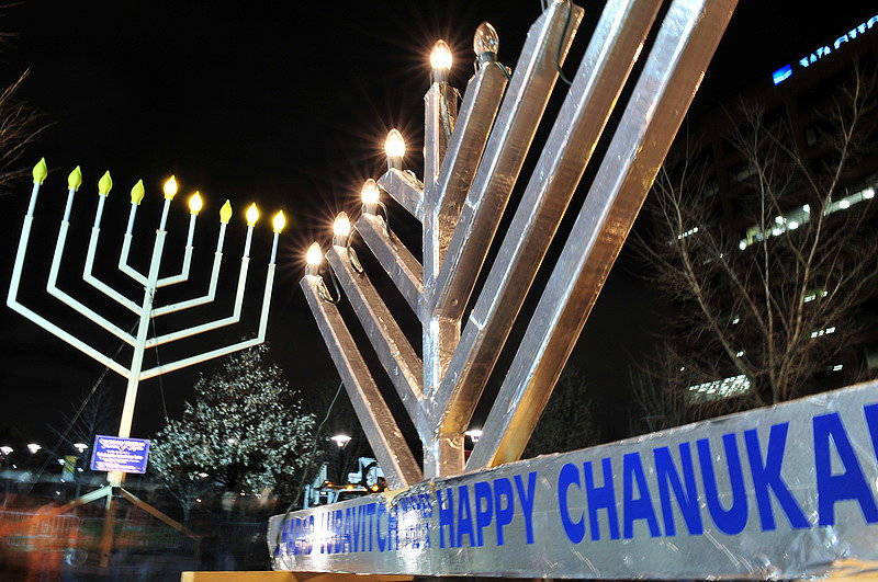 גלריה מרהיבה: חנוכיות מול עצי אשוח