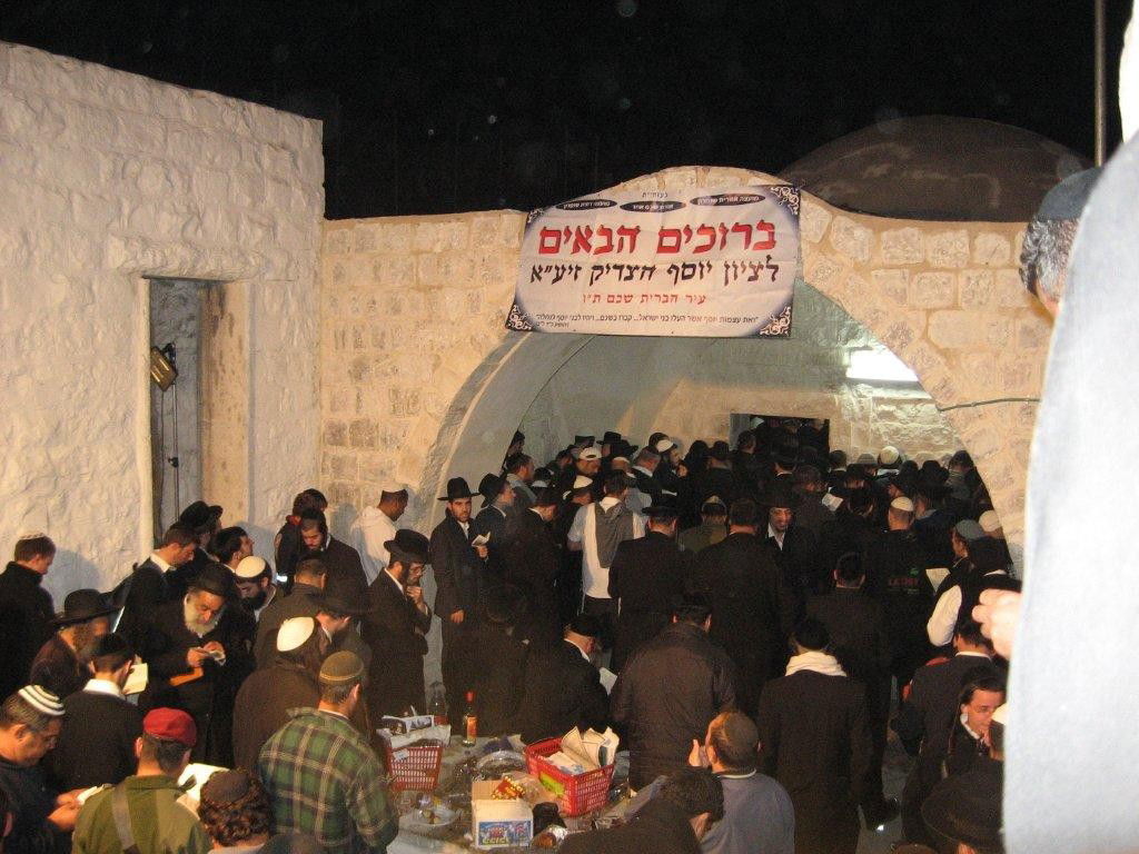 בנר שישי: מאות הדליקו בקבר יוסף הצדיק