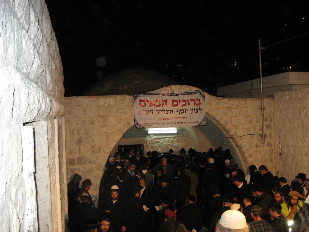 בנר שישי: מאות הדליקו בקבר יוסף הצדיק