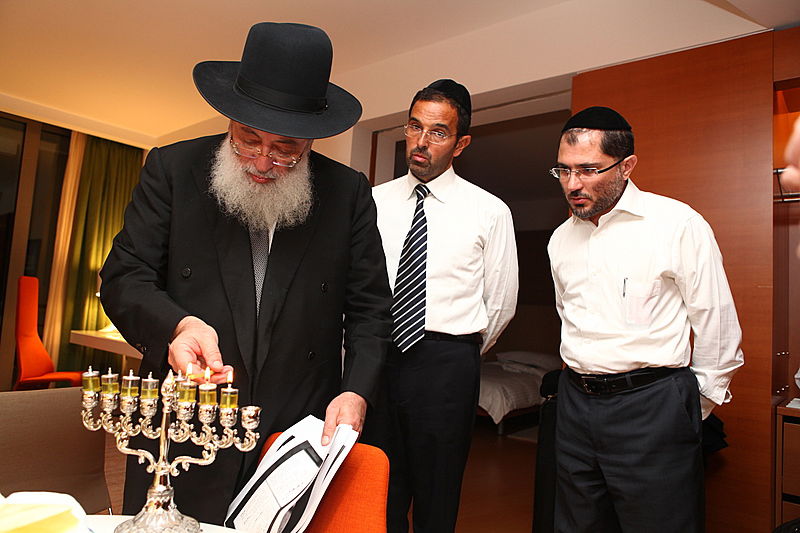 חנוכה, מלון הילטון, יוון: הגר"ש עמאר מדליק