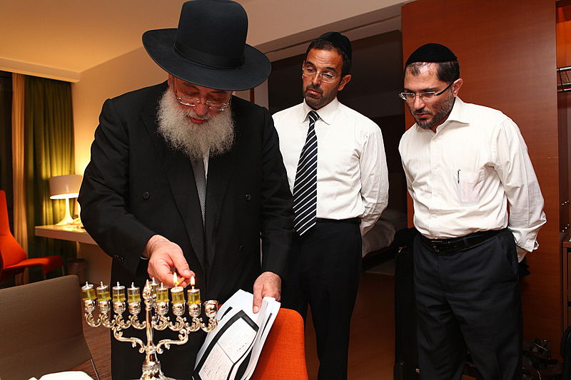 חנוכה, מלון הילטון, יוון: הגר"ש עמאר מדליק