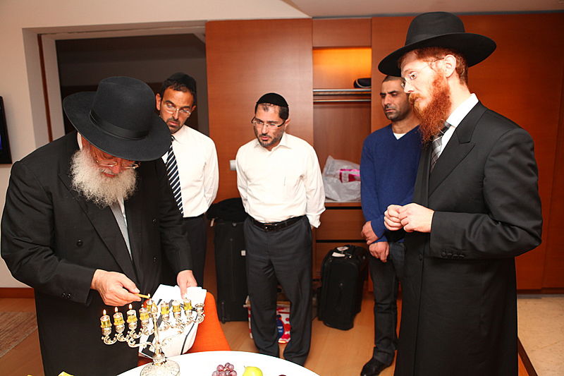 חנוכה, מלון הילטון, יוון: הגר"ש עמאר מדליק