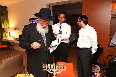 חנוכה, מלון הילטון, יוון: הגר"ש עמאר מדליק