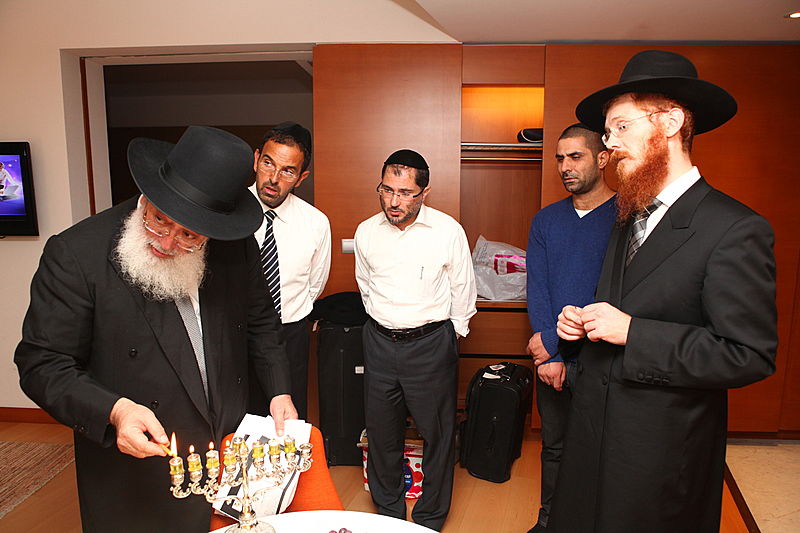 חנוכה, מלון הילטון, יוון: הגר"ש עמאר מדליק