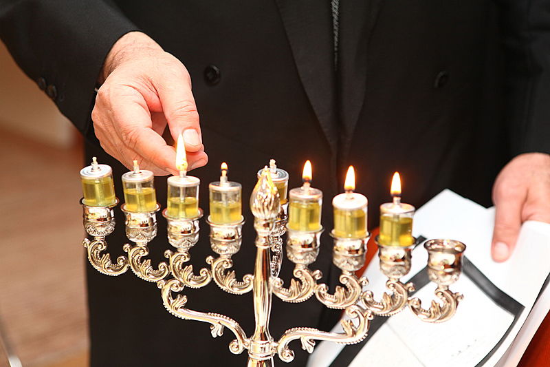 חנוכה, מלון הילטון, יוון: הגר"ש עמאר מדליק