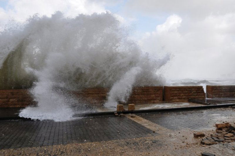 גלרייה רטובה: שובר הגלים נסדק, העלייה השנייה הוצף