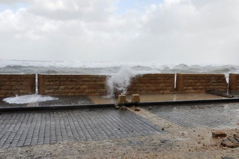גלרייה רטובה: שובר הגלים נסדק, העלייה השנייה הוצף