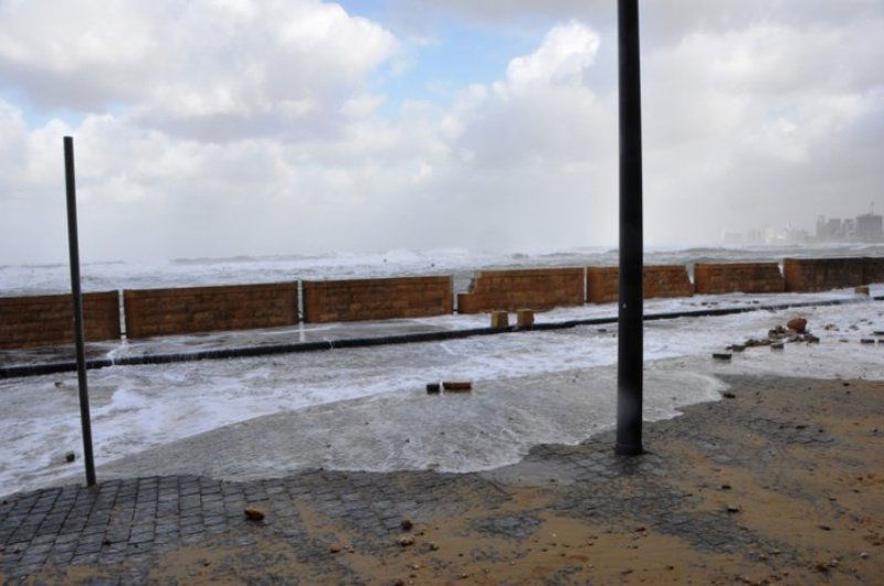 גלרייה רטובה: שובר הגלים נסדק, העלייה השנייה הוצף