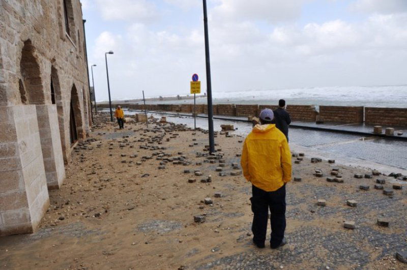 גלרייה רטובה: שובר הגלים נסדק, העלייה השנייה הוצף