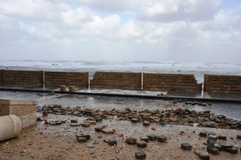 גלרייה רטובה: שובר הגלים נסדק, העלייה השנייה הוצף