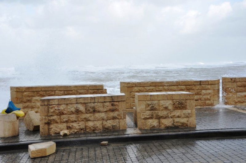 גלרייה רטובה: שובר הגלים נסדק, העלייה השנייה הוצף