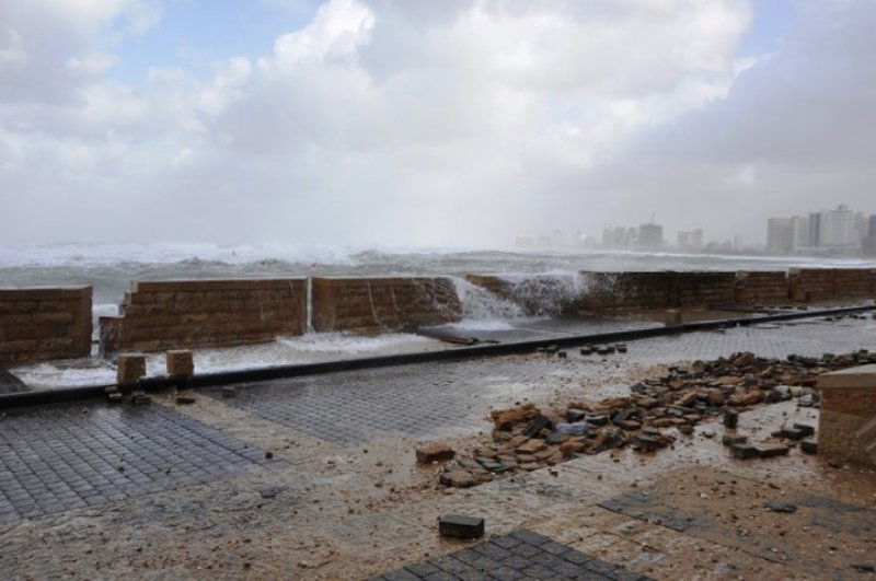 גלרייה רטובה: שובר הגלים נסדק, העלייה השנייה הוצף