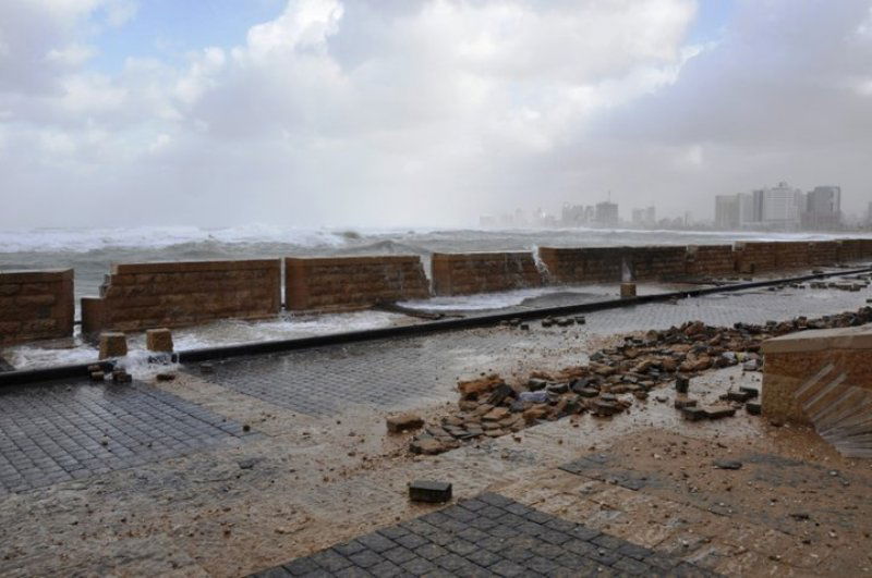 גלרייה רטובה: שובר הגלים נסדק, העלייה השנייה הוצף