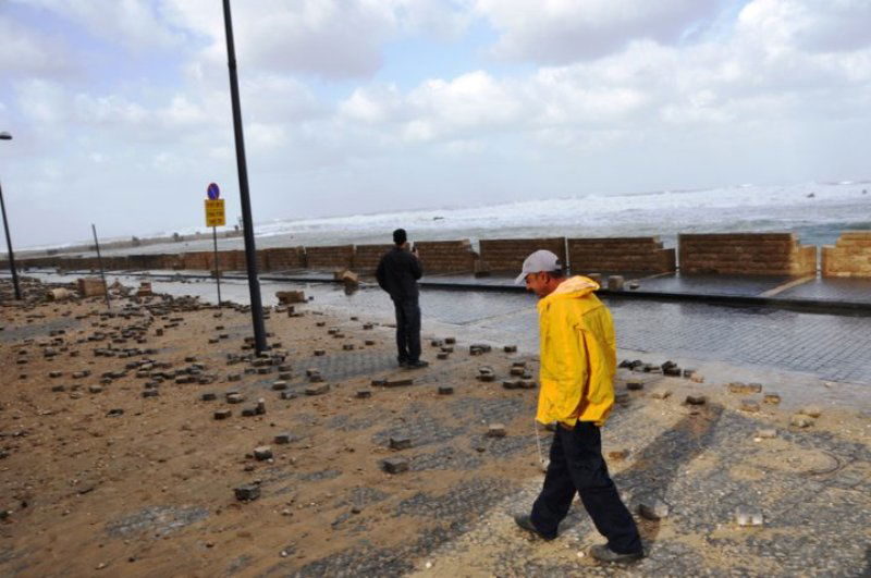 גלרייה רטובה: שובר הגלים נסדק, העלייה השנייה הוצף