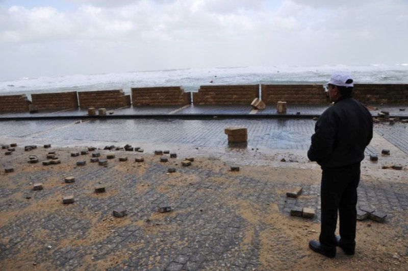 גלרייה רטובה: שובר הגלים נסדק, העלייה השנייה הוצף