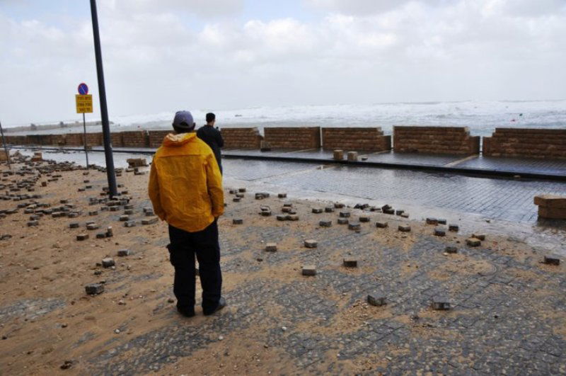 גלרייה רטובה: שובר הגלים נסדק, העלייה השנייה הוצף