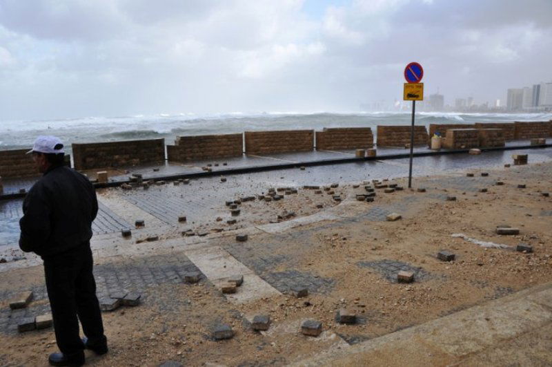 גלרייה רטובה: שובר הגלים נסדק, העלייה השנייה הוצף