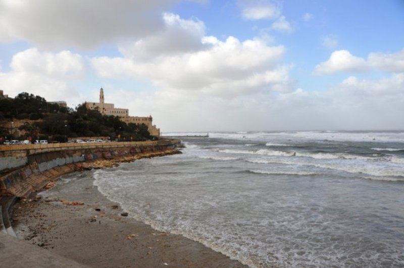 גלרייה רטובה: שובר הגלים נסדק, העלייה השנייה הוצף