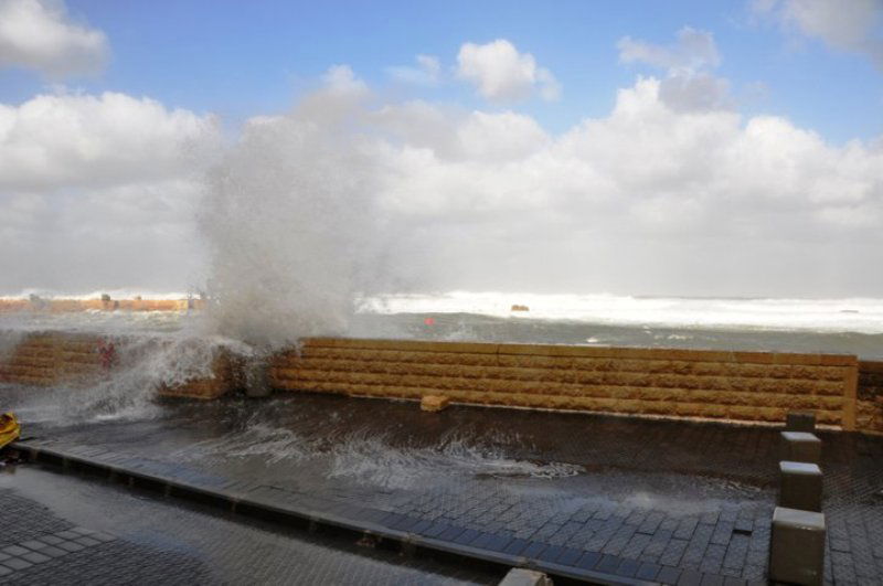 גלרייה רטובה: שובר הגלים נסדק, העלייה השנייה הוצף