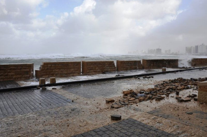 גלרייה רטובה: שובר הגלים נסדק, העלייה השנייה הוצף