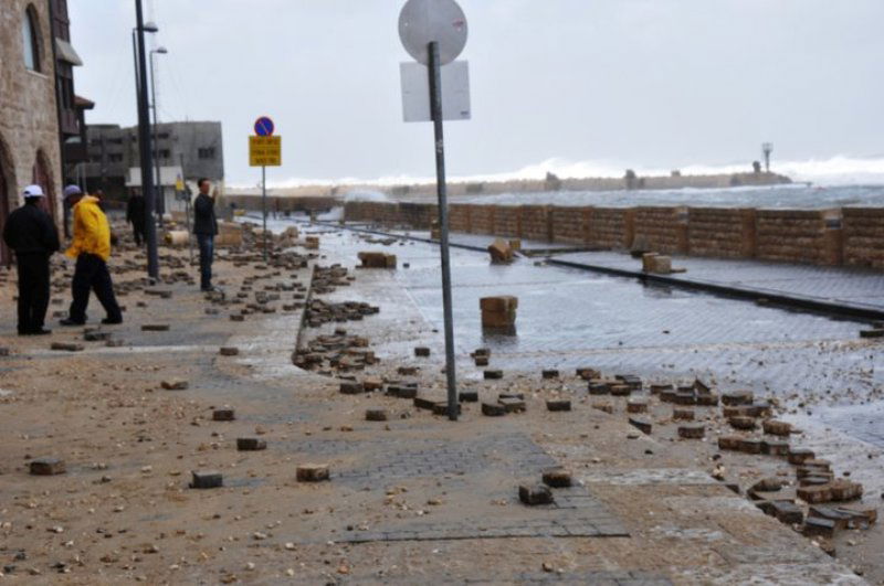 גלרייה רטובה: שובר הגלים נסדק, העלייה השנייה הוצף