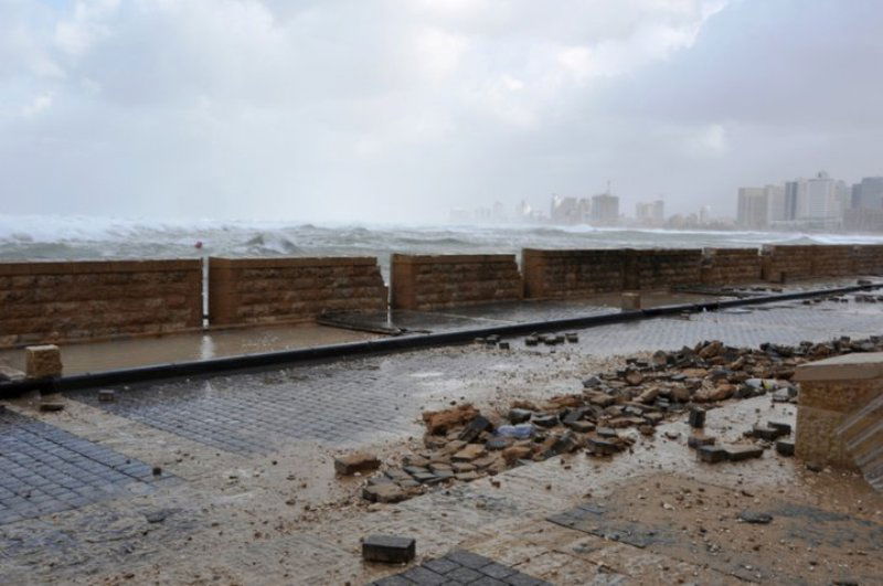 גלרייה רטובה: שובר הגלים נסדק, העלייה השנייה הוצף