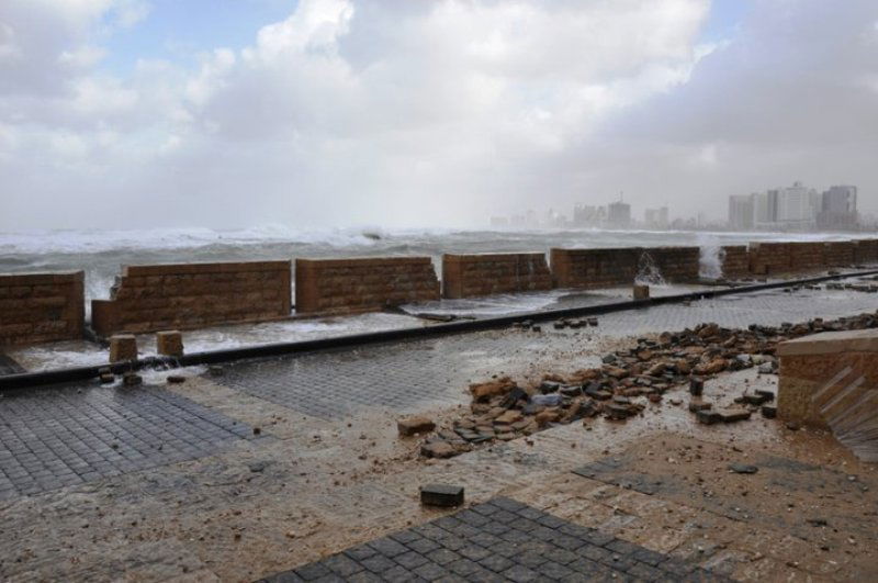 גלרייה רטובה: שובר הגלים נסדק, העלייה השנייה הוצף