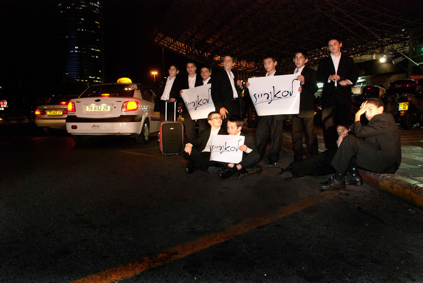 גימיק? הזמרים נסעו להופעה בטרמפ