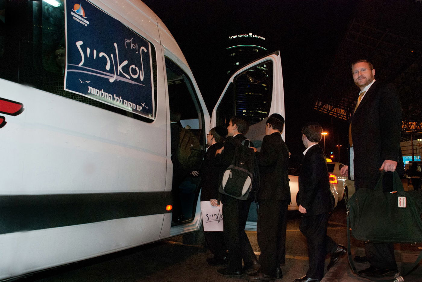 גימיק? הזמרים נסעו להופעה בטרמפ