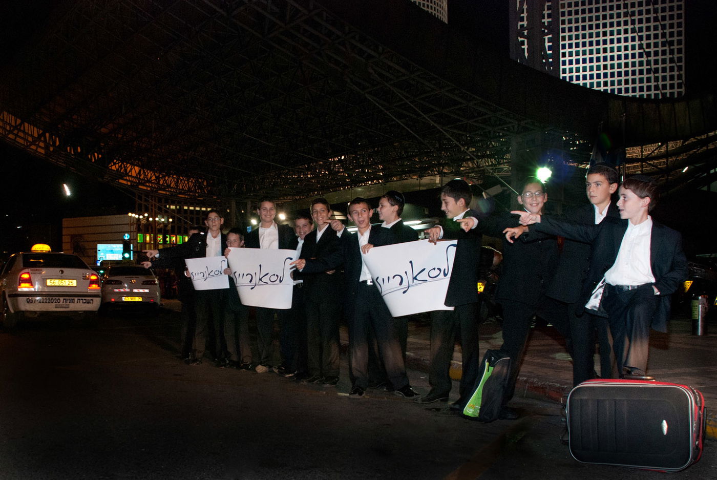 גימיק? הזמרים נסעו להופעה בטרמפ