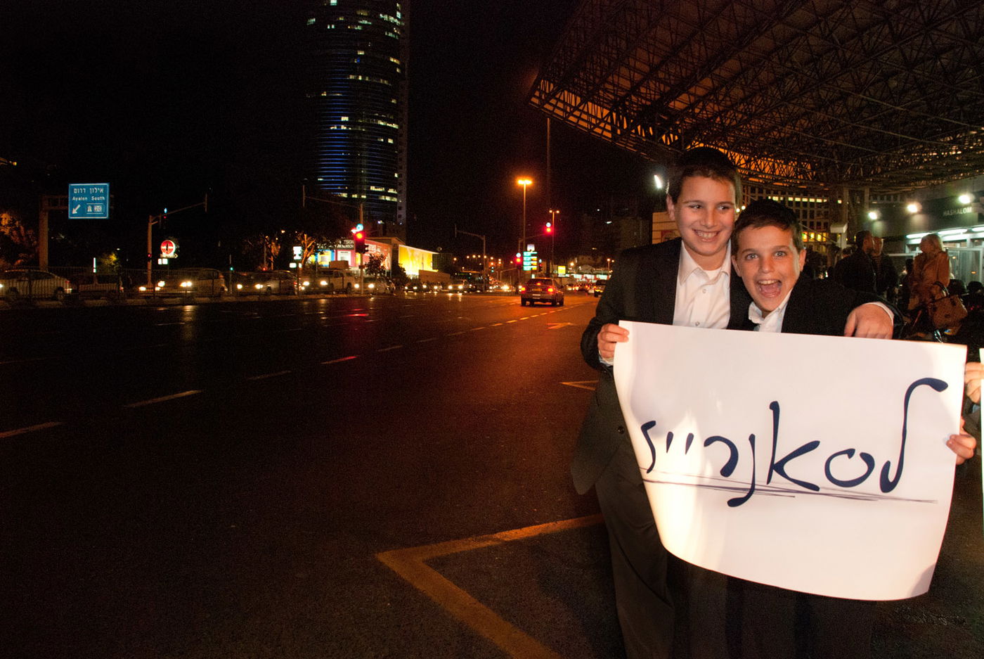 גימיק? הזמרים נסעו להופעה בטרמפ