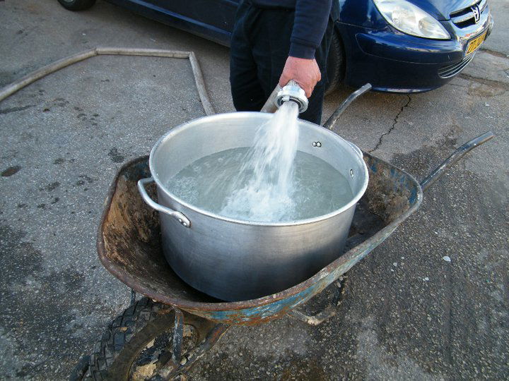 אין מים בברזים: תושבים בצפת קיבלו מים בשקיות