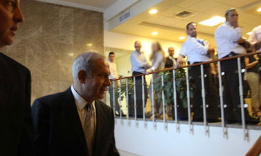 נתניהו בדרך לישיבת הממשלה (ארכיון: פלאש 90)