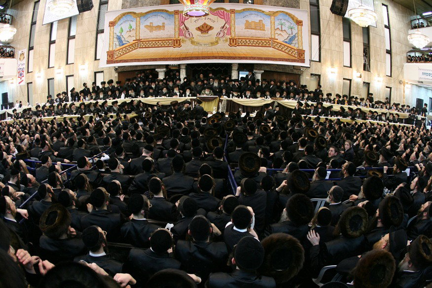 הרה"צ מויז'ניץ הודיע: גם בחתונת נכדי לא יסיימו לאחר 2 בלילה