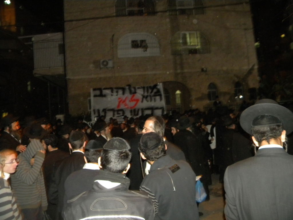 חסידיו של הרב ברלנד יצאו לרחוב: "די לשלטון הפחד"