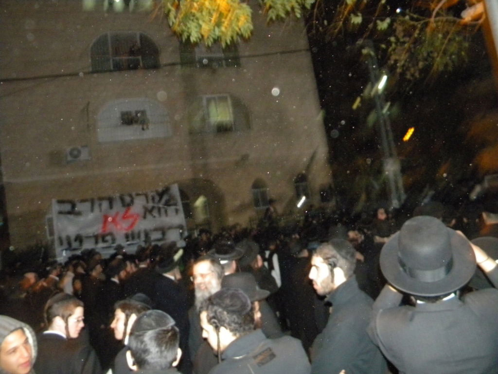 חסידיו של הרב ברלנד יצאו לרחוב: "די לשלטון הפחד"