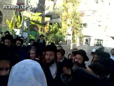 נחמן ברלנד נפגש עם אביו, חסידים זועמים הקיפו אותו