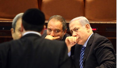 נתניהו ממתיק סוד עם ליברמן (צ´: פלאש 90)