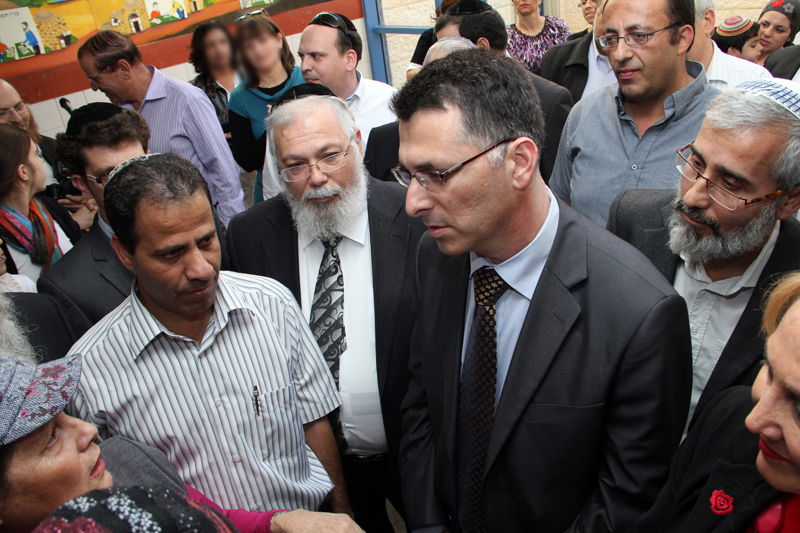 שר החינוך התקבל באלעד: "עשו לו עוול, הוא חם לדת"