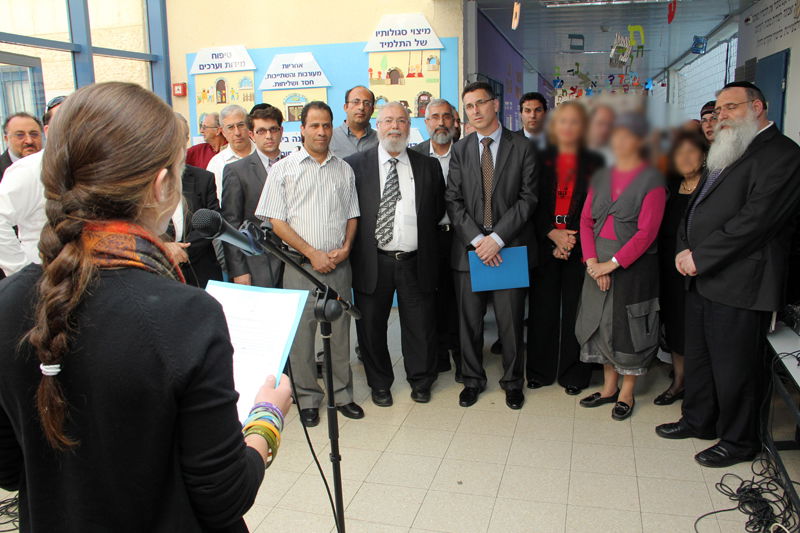 שר החינוך התקבל באלעד: "עשו לו עוול, הוא חם לדת"