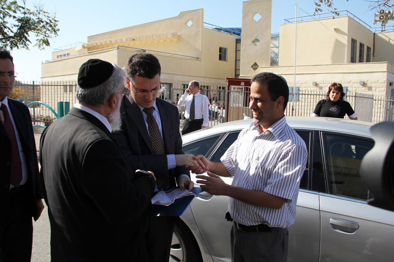 שר החינוך התקבל באלעד: "עשו לו עוול, הוא חם לדת"