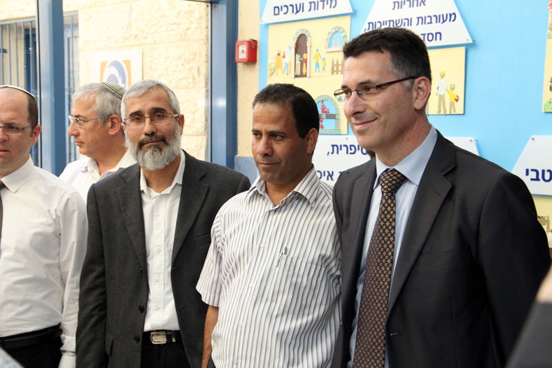 שר החינוך התקבל באלעד: "עשו לו עוול, הוא חם לדת"