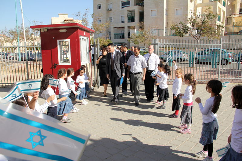 שר החינוך התקבל באלעד: "עשו לו עוול, הוא חם לדת"