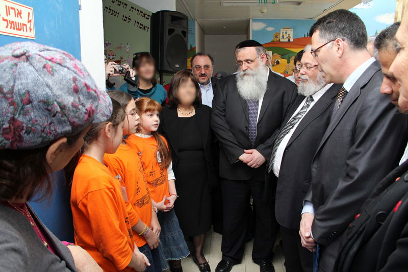 שר החינוך התקבל באלעד: "עשו לו עוול, הוא חם לדת"