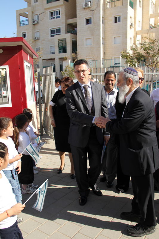 שר החינוך התקבל באלעד: "עשו לו עוול, הוא חם לדת"