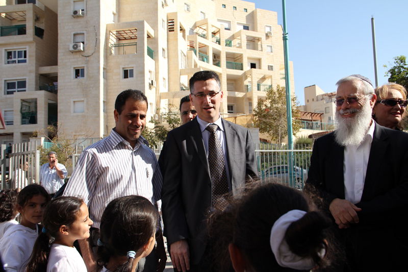 שר החינוך התקבל באלעד: "עשו לו עוול, הוא חם לדת"