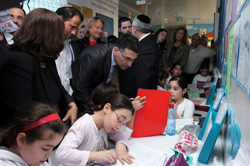 שר החינוך התקבל באלעד: "עשו לו עוול, הוא חם לדת"