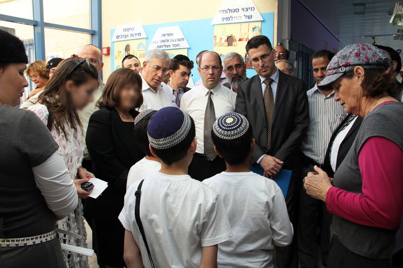 שר החינוך התקבל באלעד: "עשו לו עוול, הוא חם לדת"