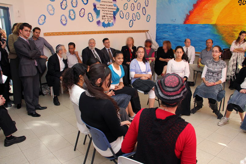 שר החינוך התקבל באלעד: "עשו לו עוול, הוא חם לדת"