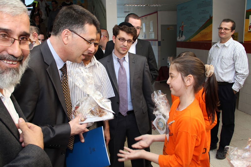 שר החינוך התקבל באלעד: "עשו לו עוול, הוא חם לדת"